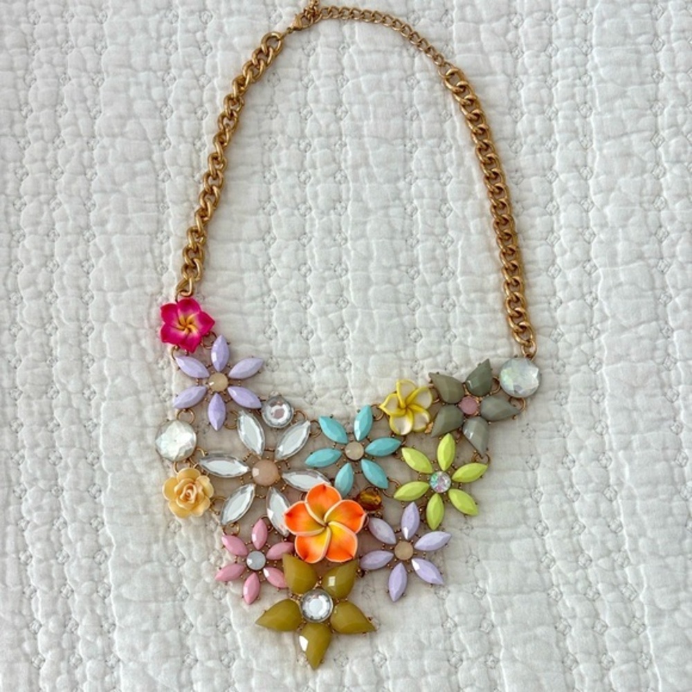 Floral necklace costume jewelry resin & plastic flowers & stones gold tone chain